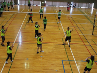 ４